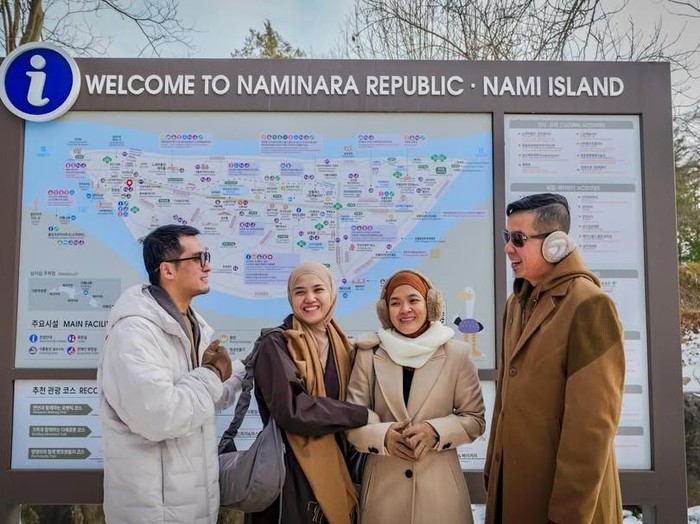 Ricky Harun dan Herfiza liburan di Korea Selatan.