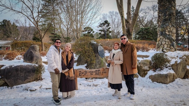 Begini penampilan keduanya ketika mampir ke Pulau Nami. Foto: Instagram @rickyharun