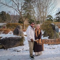 Begini penampilan keduanya ketika mampir ke Pulau Nami. Foto: Instagram @rickyharun