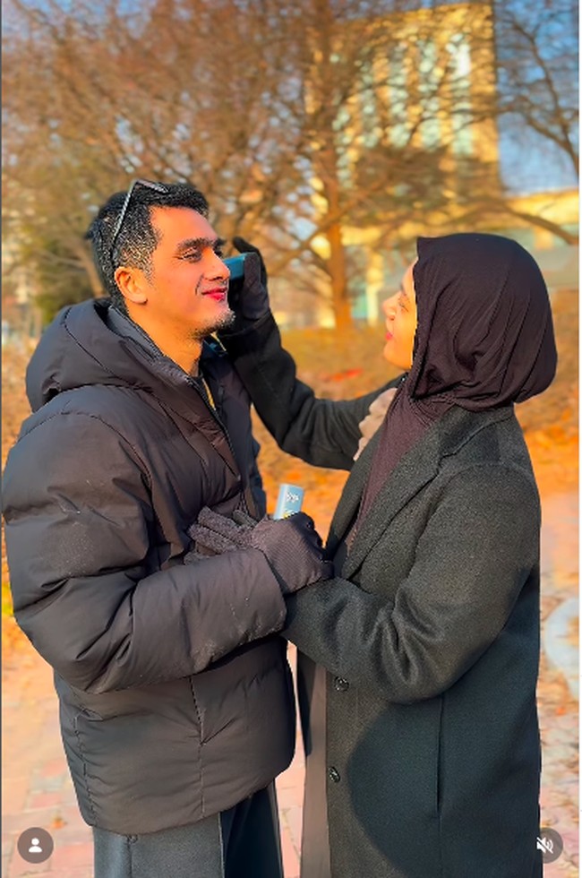 Dalam berbagai postingan Ricky dan Herfiza kembali menampilkan kemesraan. Sebuah video menunjukkan bagaimana wanita berkerudung panjang itu memakaikan sunscreen kepada suaminya. Foto: Instagram @rickyharun
