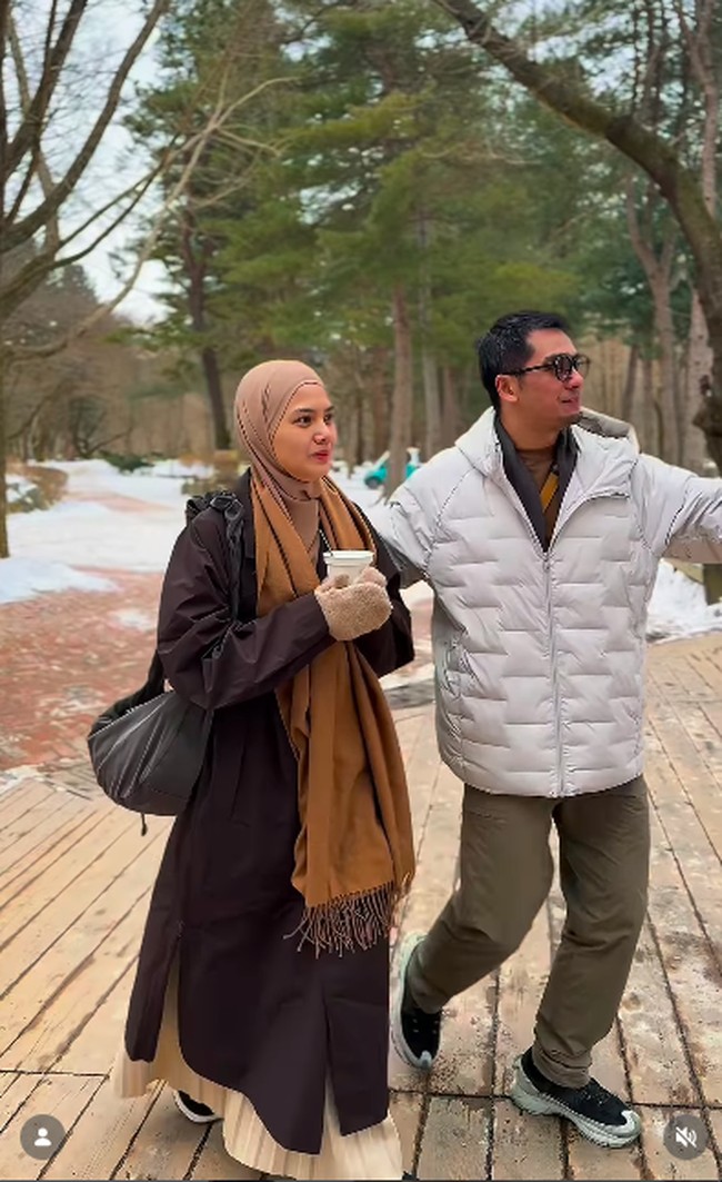Di tengah musim dingin Korea, keduanya tampak serasi mengenakan baju hangat bernuansa cokelat. Foto: Instagram @rickyharun
