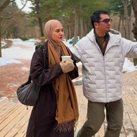 Di tengah musim dingin Korea, keduanya tampak serasi mengenakan baju hangat bernuansa cokelat. Foto: Instagram @rickyharun