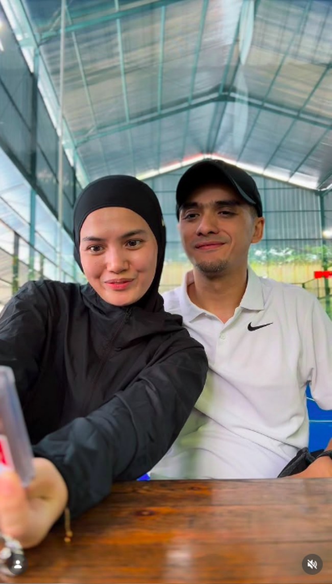 Ricky Harun menikahi Herfiza Novianti pada 2013. Dilaporkan mereka cinlok di lokasi syuting. Ricky yang jatuh cinta pada Herfiza kemudian mendekatinya dengan meminta nomor telepon dari seorang kru. Foto: Instagram @rickyharun
