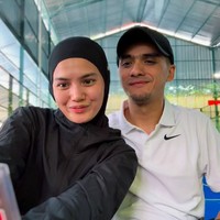 Ricky Harun menikahi Herfiza Novianti pada 2013. Dilaporkan mereka cinlok di lokasi syuting. Ricky yang jatuh cinta pada Herfiza kemudian mendekatinya dengan meminta nomor telepon dari seorang kru. Foto: Instagram @rickyharun