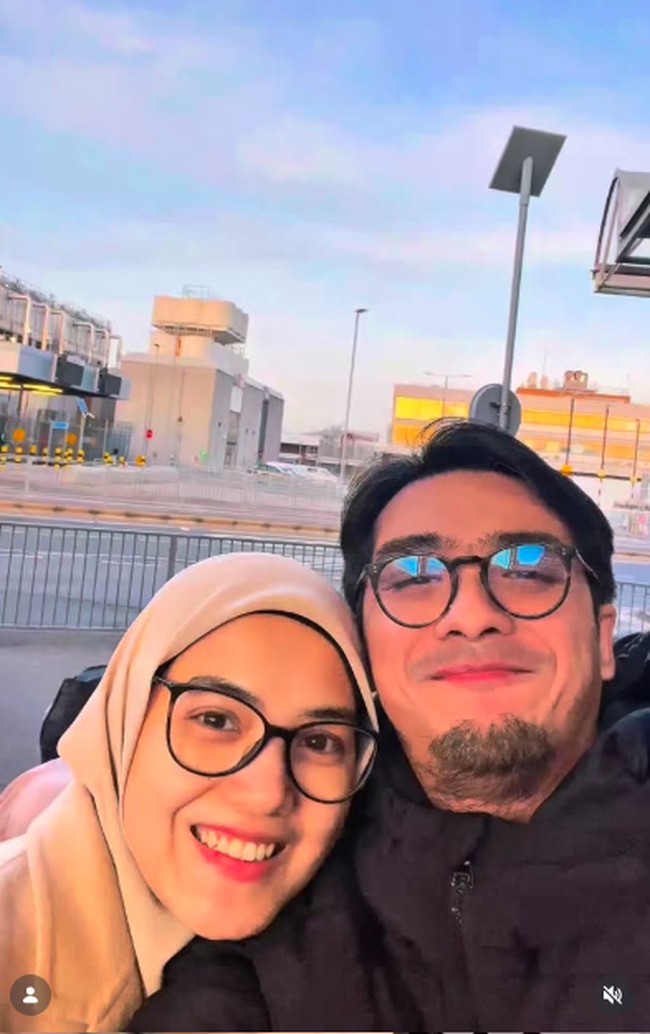 Dikatakan jika pasangan ini langsung menikah setelah berpacaran lima bulan. Kini usia perkawinan mereka sudah hampir 13 tahun. Foto: Instagram @rickyharun