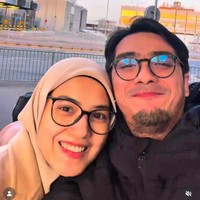 Dikatakan jika pasangan ini langsung menikah setelah berpacaran lima bulan. Kini usia perkawinan mereka sudah hampir 13 tahun. Foto: Instagram @rickyharun