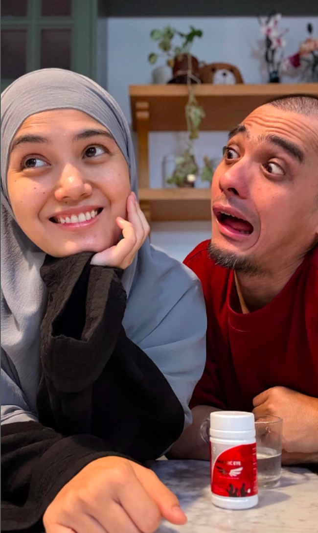 Pasangan ini selalu terlihat saling mendukung kegiatan masing-masing selagi Herfiza yang lulusan S2 kini punya kesibukan lain sebagai dosen di Universitas Moestopo. Foto: Instagram @rickyharun