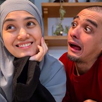 Pasangan ini selalu terlihat saling mendukung kegiatan masing-masing selagi Herfiza yang lulusan S2 kini punya kesibukan lain sebagai dosen di Universitas Moestopo. Foto: Instagram @rickyharun