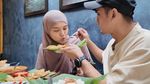 Hangatnya Ricky Harun dan Herfiza Kulineran di Bandung Pesan 11 Menu