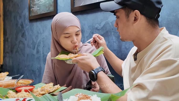 Hangatnya Ricky Harun dan Herfiza Kulineran di Bandung Pesan 11 Menu