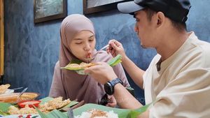 Hangatnya Ricky Harun dan Herfiza Kulineran di Bandung Pesan 11 Menu