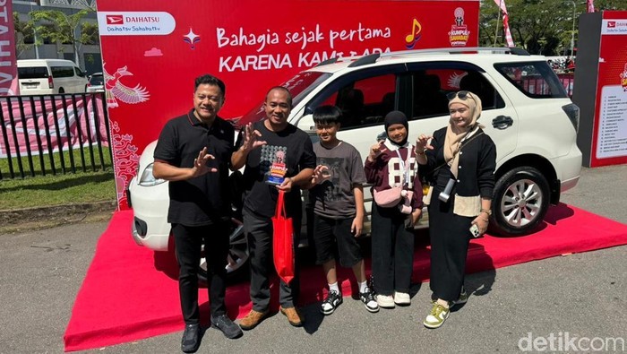 Ridwan dan keluarga bersama Daihatsu Terios kawan setianya. (Ocsya Ade CP)
