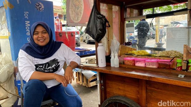Rima (41) pedagang mie kocok di Pasar Kosambi.