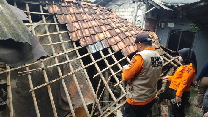 Rumah di Bogor Ambruk Imbas Hujan Deras, Penghuni Mengungsi
