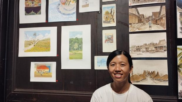 Salah satu anggota Urban Sketchers Bali Chike Tania dengan sejumlah karyanya yang ditampilkan dalam pameran bertajuk 