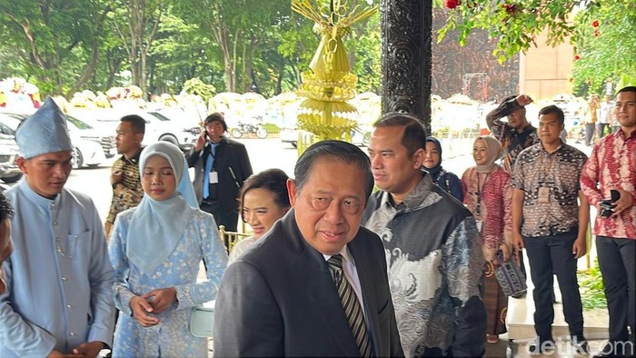 SBY Tiba di TMII untuk Hadiri Pernikahan Sekpri Prabowo