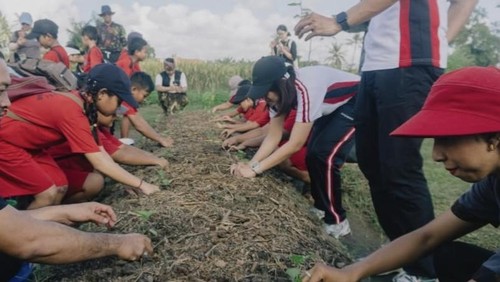 Sejumlah murid dan guru belajar menanam sayur di lahan kosong area persawahan Subak Tegan, Kelurahan Kapal, Kecamatan Mengwi, Badung, beberapa waktu lalu. (Dok pribadi)