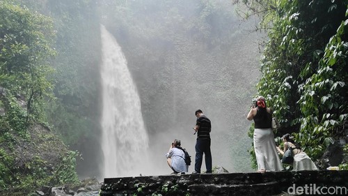 Sejumlah wisatawan menikmati panorama Air Terjun Nungnung di Desa Pelaga, Kecamatan Petang, Badung, Bali, Minggu (18/1/2026). (Foto: Agus Eka/detikBali)
