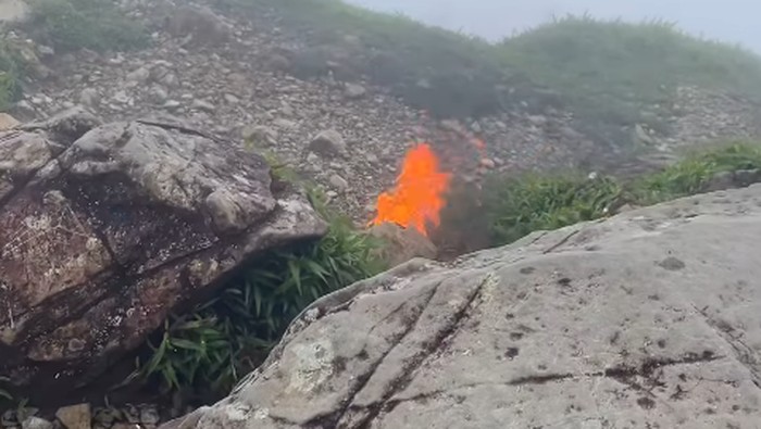 Serpihan Pesawat ATR 42-500 yang jatuh di puncak Gunung Bulusaraung.