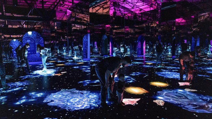 Visitors explore the “Bubble Planet” exhibition at Arena Berlin in Berlin, Germany, January 15, 2026. The experience features a series of themed rooms engaging all five senses, including virtual reality, optical illusions and ball pits, and runs through March 29, 2026. REUTERS/ Nadja Wohlleben