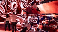 Pengunjung menelusuri salah satu ruangan imersif di pameran “Bubble Planet”, Arena Berlin, Jerman, menikmati sensasi visual dan interaktif. Foto: REUTERS/Nadja Wohlleben
