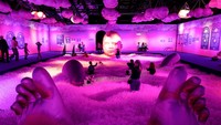 Kolam bola menjadi salah satu wahana favorit pengunjung di “Bubble Planet”, menghadirkan keseruan untuk segala usia. Foto: REUTERS/Nadja Wohlleben