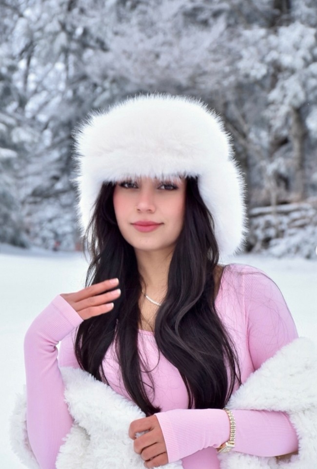 Kini Sipan tinggal di Berlin, belajar dan bekerja dengan Farida Organization, sebuah lembaga HAM yang didirikan oleh para penyintas Yazidi. Ia juga merawat adik-adiknya yang masih hidup. Sebagian besar keluarganya tewas dalam genosida. “Mereka membunuh ayahku, saudaraku, paman-pamanku, dan sepupuku,” ujarnya. Foto: Dok. Dok. Middle East Eye, Rudaw, Instagram @sepan.ajo