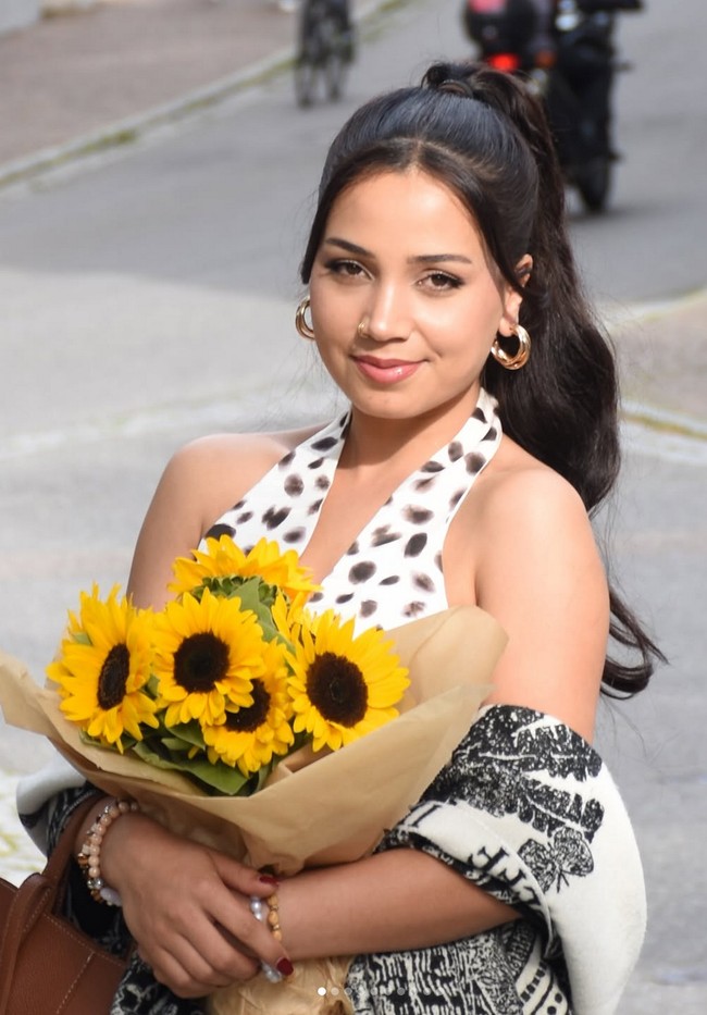 Sipan Khalil merupakan wanita yang berasal dari suku Kurdi kuno di Irak utara yang menganut agama unik, Yazidisme. Saat usianya baru 13 tahun, ISIS menyerbu desa Yazidi Kocho pada 2014. Sipan diculik dan dibawa ke Raqqa, Suriah, sebelum dijual sebagai budak. Foto: Dok. Dok. Middle East Eye, Rudaw, Instagram @sepan.ajo