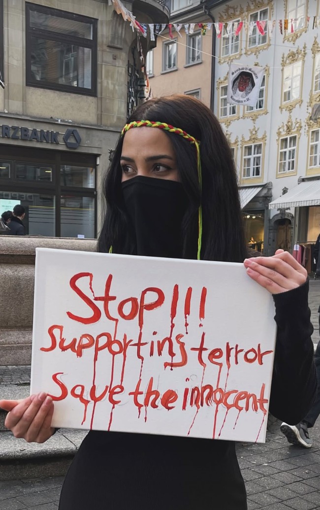 Sebuah keluarga Badui menyelamatkannya dan menyembunyikannya selama dua tahun. Setelah memiliki ponsel, Sipan mencari keluarganya melalui media sosial. Ia akhirnya menemukan ibunya serta empat saudara laki-laki dan lima saudara perempuan yang masih hidup. Dengan bantuan keluarga Badui, Sipan kembali ke Irak dan resmi dibebaskan serta dipersatukan kembali dengan keluarganya pada 2021. Foto: Dok. Dok. Middle East Eye, Rudaw, Instagram @sepan.ajo