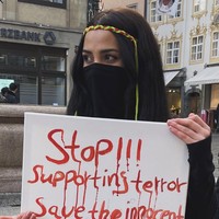 Sebuah keluarga Badui menyelamatkannya dan menyembunyikannya selama dua tahun. Setelah memiliki ponsel, Sipan mencari keluarganya melalui media sosial. Ia akhirnya menemukan ibunya serta empat saudara laki-laki dan lima saudara perempuan yang masih hidup. Dengan bantuan keluarga Badui, Sipan kembali ke Irak dan resmi dibebaskan serta dipersatukan kembali dengan keluarganya pada 2021. Foto: Dok. Dok. Middle East Eye, Rudaw, Instagram @sepan.ajo