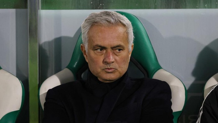 Soccer Football - Primeira Liga - Rio Ave v Benfica - Estadio dos Arcos, Vila do Conde, Portugal - January 17, 2026 Benfica coach Jose Mourinho before the match REUTERS/Rita Franca