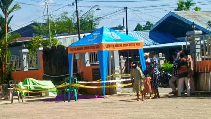 Seorang wanita tewas ditikam di depan Gereja Katolik Santo Bernardus, Sorong. Polisi masih memburu pelaku dan menyelidiki kronologi kejadian.