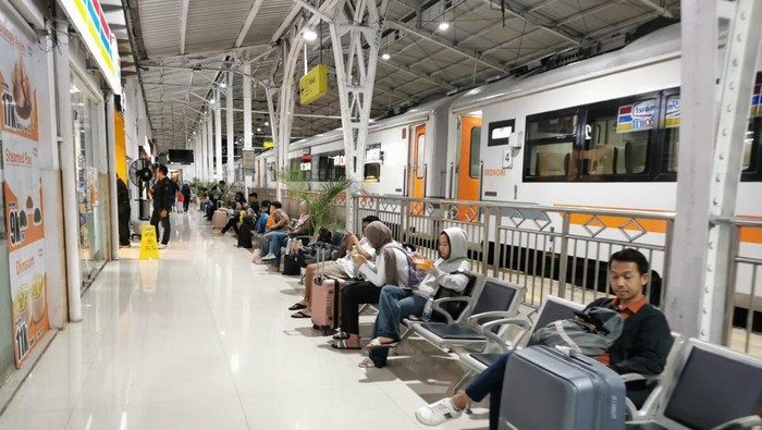 Suasana Stasiun Purwokerto usai dua kereta api gagal berangkat akibat terimbas banjir di dua titik, Minggu (18/1/2026).