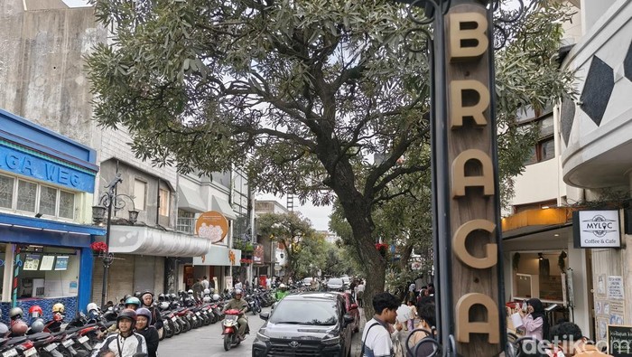 Riuh Jalan Braga Saat Minggu Sore