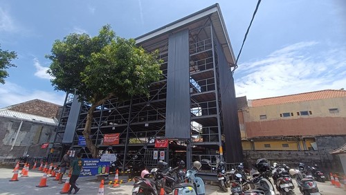 Suasana lokasi parkir lift motor bertingkat enam di Pantai Sanur, Denpasar, Minggu (18/1/2026). (Karsiani Putri/detikBali)