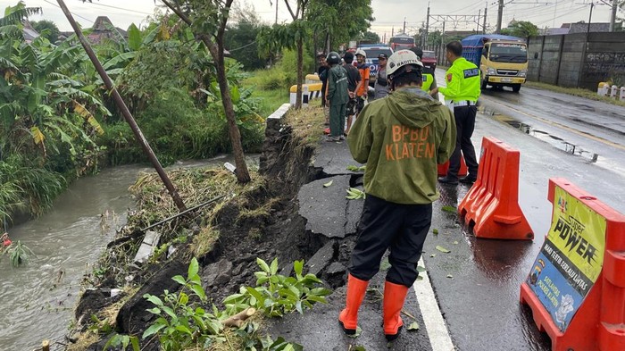 Talud Jalan Lingkar Selatan Klaten Ambrol