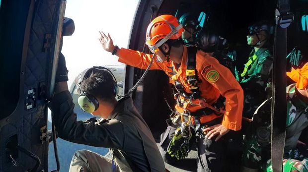 Tim SAR yang memantau dari heli Caracal TNI menemukan serpihan Pesawat ATR 42-500 yang jatuh di perbatasan Maros-Pangkep, Sulsel. Dokumen Istimewa Tim SAR yang memantau dari heli Caracal TNI menemukan serpihan Pesawat ATR 42-500 yang jatuh di perbatasan Maros-Pangkep, Sulsel. Dokumen Istimewa