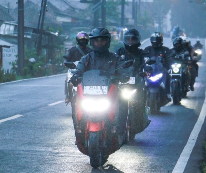 7 Tips Berkendara Motor di Musim Hujan