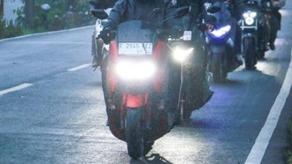 7 Tips Berkendara Motor di Musim Hujan
