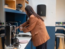 Duh! Karyawan Baru Ini Dilarang Pakai Dapur Halal di Kantornya