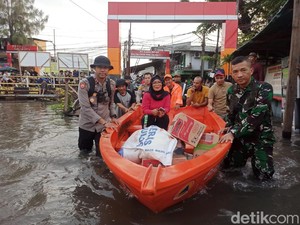 Pegangsaan Dua Jakut Masih Banjir, Warga Akses Kampung Pakai Perahu