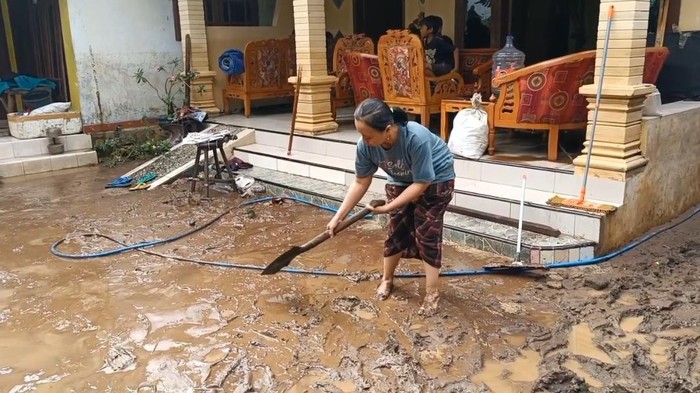 Warga di Probolinggo mulai bersihkan material sisa banjir