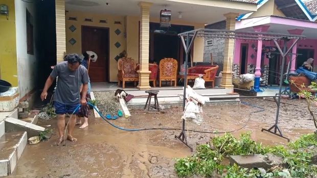Warga di Probolinggo mulai bersihkan material sisa banjir Warga di Probolinggo mulai bersihkan material sisa banjir