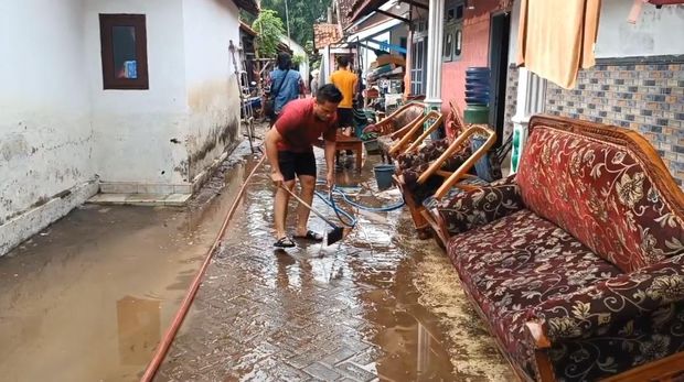 Warga di Probolinggo mulai bersihkan material sisa banjir Warga di Probolinggo mulai bersihkan material sisa banjir