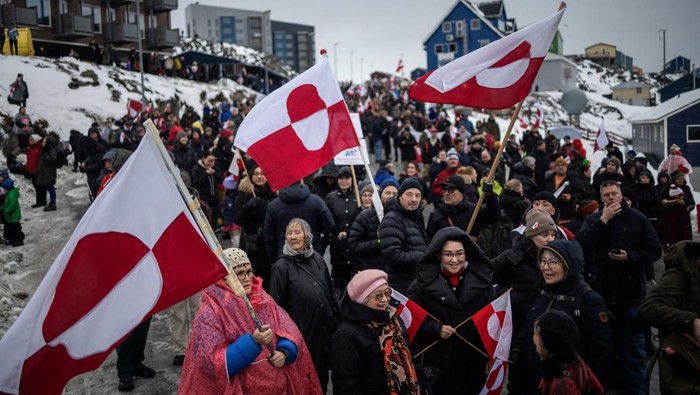 People attend a protest against U.S. President Donald Trump’s demand that the Arctic island be ceded to the U.S., calling for it to be allowed to determine its own future, in front of the U.S. consulate in Nuuk, Greenland, January 17, 2026. REUTERS/Marko Djurica