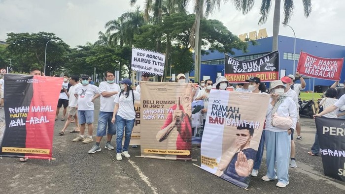 Prahara Kompleks Elite Cakung Diprotes Warga gegara Bau Sampah-Jalan Rusak