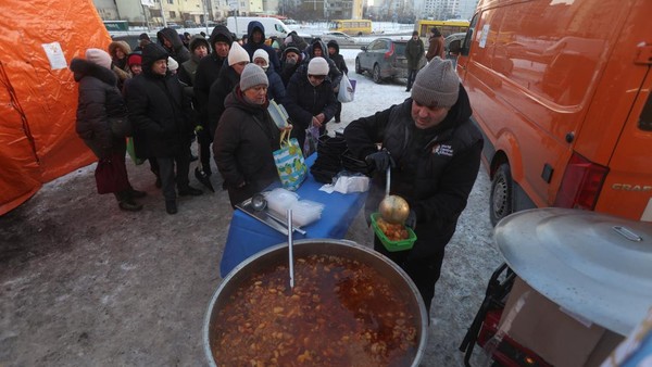 Warga Kyiv Antre Makanan Hangat di Tengah Suhu Minus dan Krisis Energi