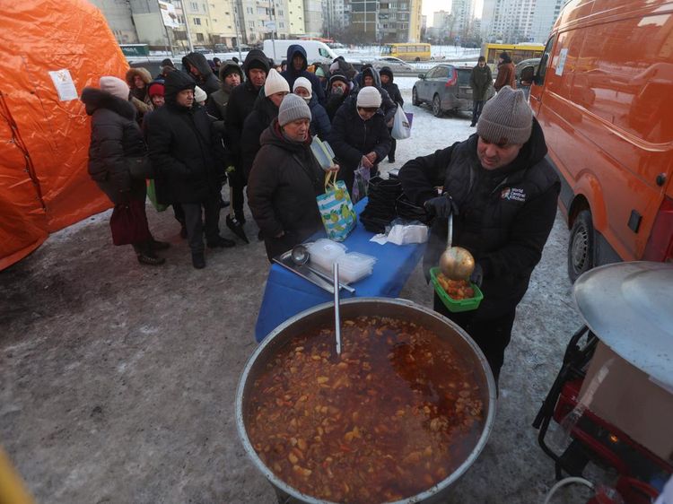 Warga Kyiv Antre Makanan Hangat di Tengah Suhu Minus dan Krisis Energi