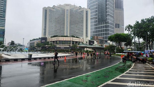 Warga tetap lari saat gerimis di CFD Bundaran HI
