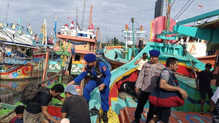 ABK Kapal Nelayan di Perairan Paciran yang terbalik dievakuasi